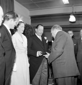 Genodigde overhandigt fabrieksdirecteur Jan van Abbe (midden met corsage) een do, Bestanddeelnr 255-8468