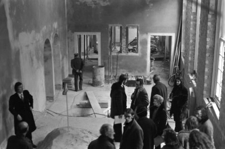 Genodigden bekijken de voortgang van de werkzaamheden, Bestanddeelnr 926-8871