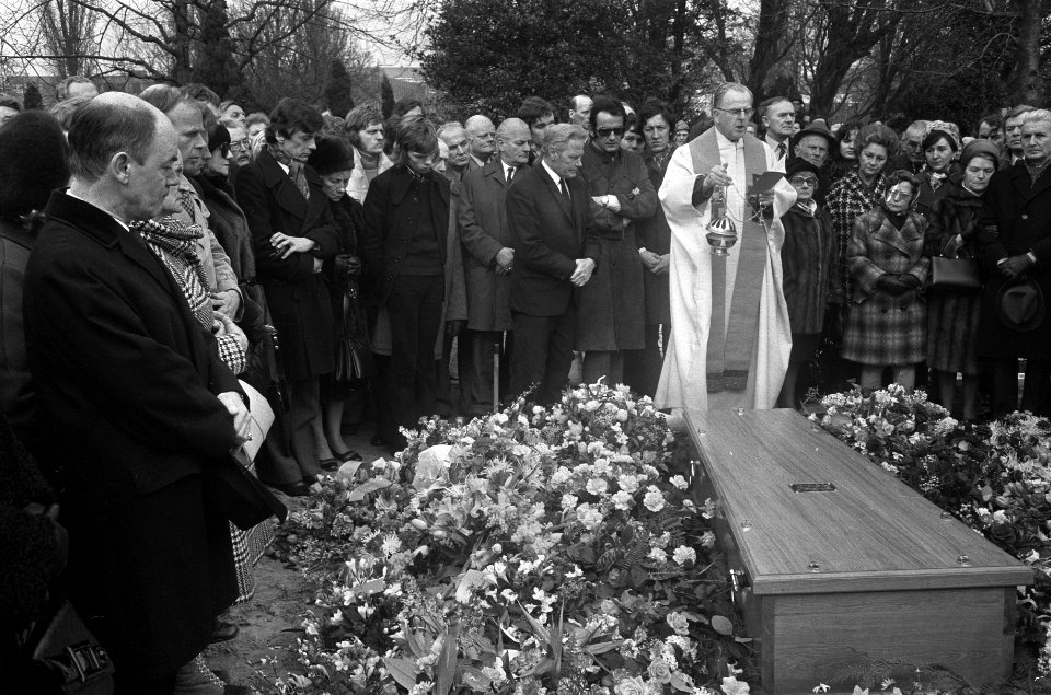 Genodigden rond het graf, links Ton van Duinhoven, Bestanddeelnr 927-0566