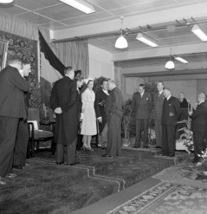 Genodigden staan rondom fabrieksdirecteur Jan van Abbe (midden rechts) en Albert, Bestanddeelnr 255-8471