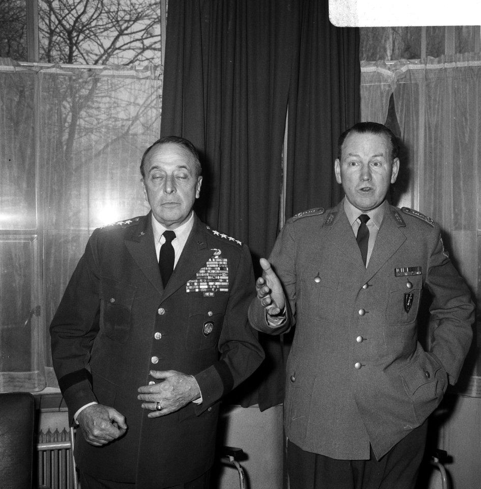 Generaal Von Kielmansegg inspecteerde het nieuwe hoofdkwartier te Brunssum, link, Bestanddeelnr 919-9917