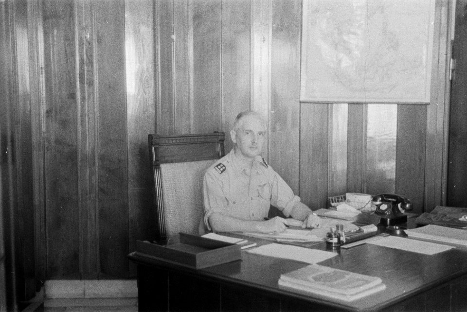 Generaal-majoor E.T. Kengen achter zijn bureau, Bestanddeelnr 4-6-3