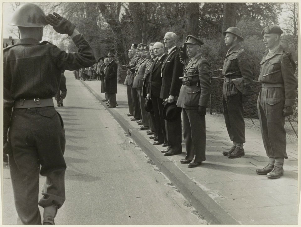 Generaal-Majoor J.H.Jager ( derde van rechts) inspecteert soldaten van de Stormschool die overgeplaatst worden