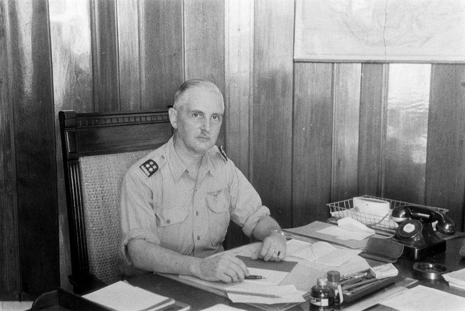 Generaal-majoor ET Kengen achter zijn bureau, Bestanddeelnr 4-6-7