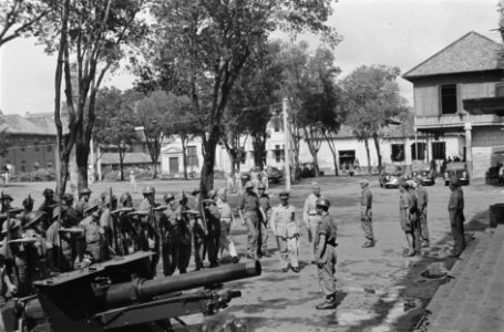 Generaal-majoor E. Engles inspecteert de erewacht, Bestanddeelnr 202-5-5