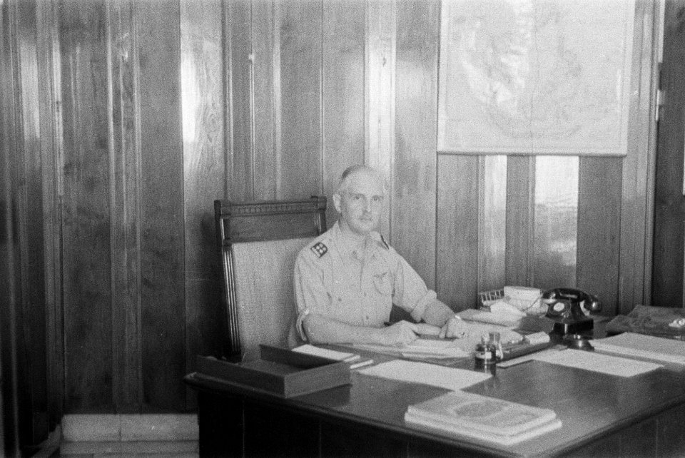 Generaal-majoor E.T. Kengen achter zijn bureau, Bestanddeelnr 4-6-4
