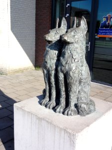 Gennep, sculptuur twee honden (2)