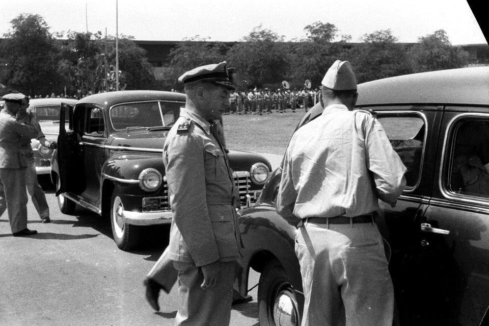 Generaal-majoor P Alons bij een auto, Bestanddeelnr 3427