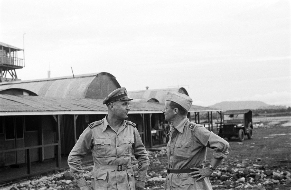 Generaal-majoor B. Sas brengt een orénterend bezoek aan Makassar tijdens zijn do, Bestanddeelnr 468-3-4
