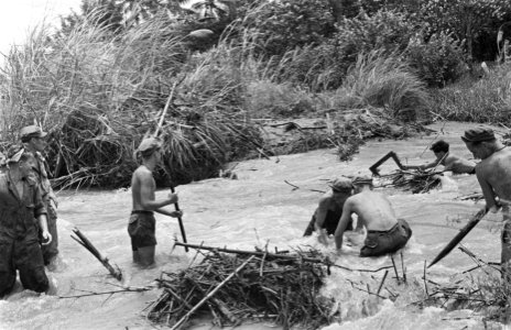Geniewerkzaamheden reparatie van een spoorlijn die door een rivier loopt, Bestanddeelnr 180-4-2