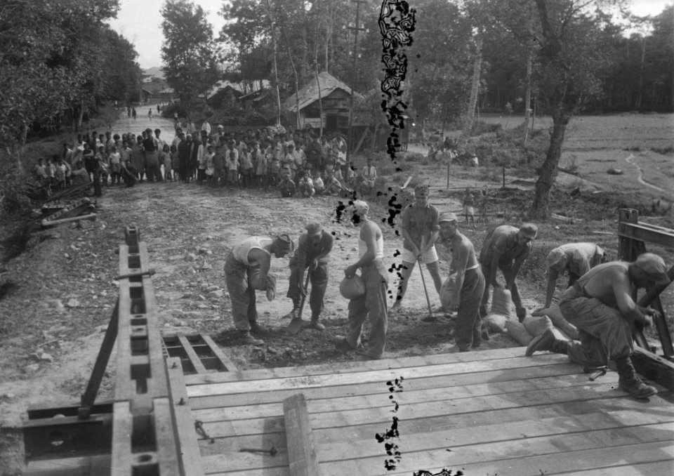 Genietroepen bezig met het herstel van een brug Lokale bevolking kijkt toe, Bestanddeelnr 7240