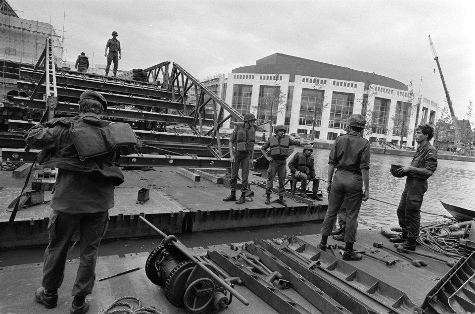 Geniebataljon legt brug over Amstel in verband met Uitmarkt, Bestanddeelnr 933-7401