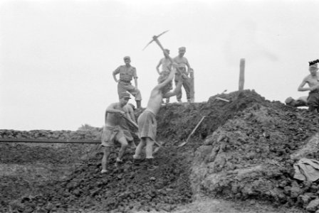 Genie-soldaten bezig met grondwerk, Bestanddeelnr 5-1-1