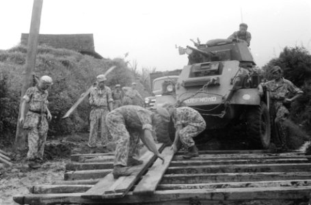 Genisten leggen planken over balken. geholpen door een Humber pantserwagen met n, Bestanddeelnr 2884