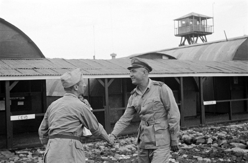 Generaal-majoor B. Sas brengt een orénterend bezoek aan Makassar tijdens zijn do, Bestanddeelnr 468-3-3