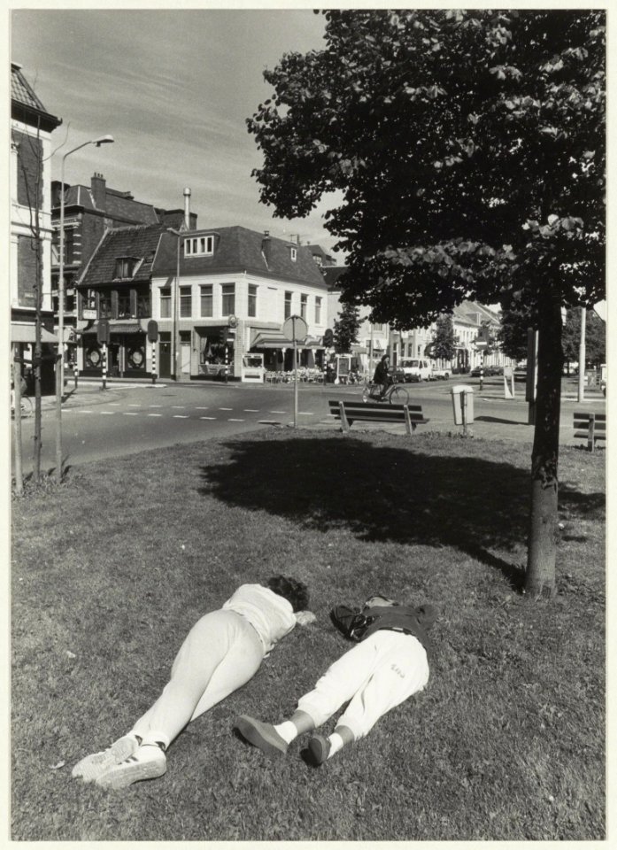Genieten van de zon op de Parklaan nabij de Kruisweg. NL-HlmNHA 54023514