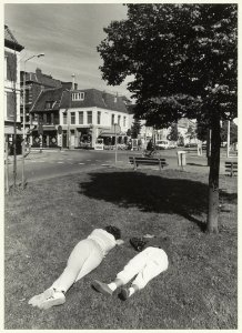 Genieten van de zon op de Parklaan nabij de Kruisweg. NL-HlmNHA 54023514