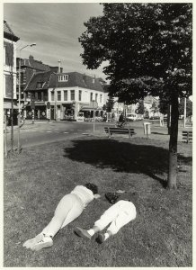 Genieten van de zon op de Parklaan nabij de Kruisweg. NL-HlmNHA 54023514 photo