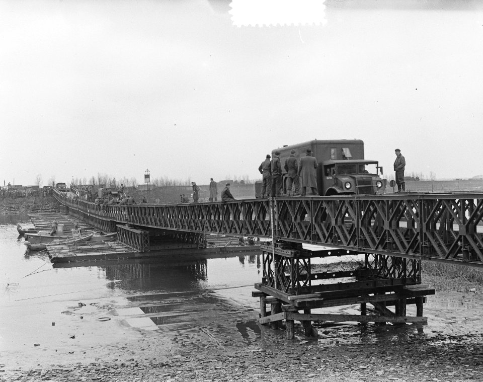 Genie slaat brug Noord over de IJssel, Bestanddeelnr 905-0011