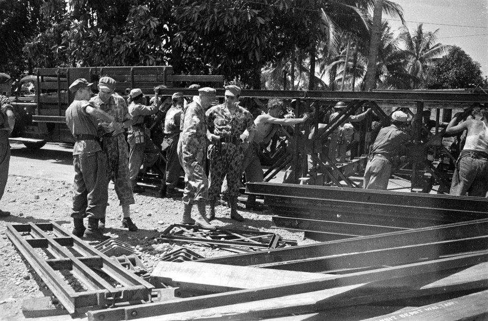 Genie bezig met het maken van een Baileybrug, Bestanddeelnr 7195
