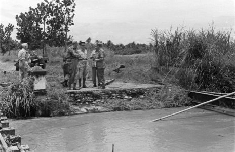 Geniewerkzaamheden reparatie van een spoorlijn die door een rivier loopt, Bestanddeelnr 180-4-1