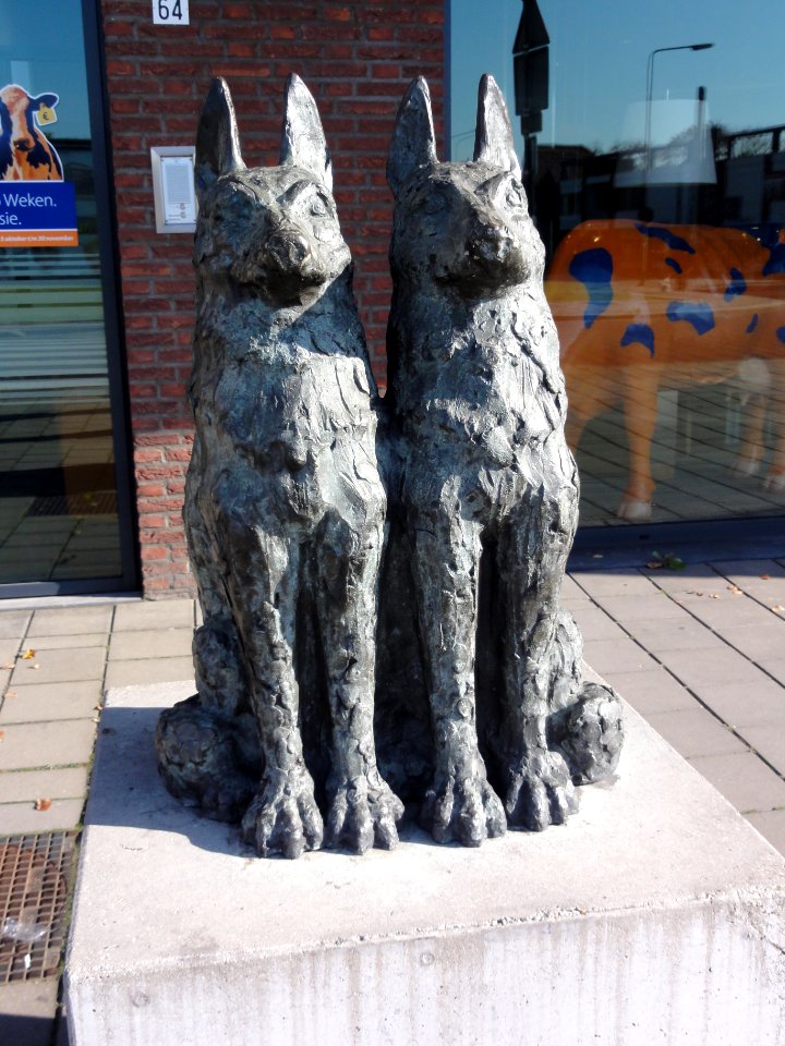 Gennep, sculptuur twee honden