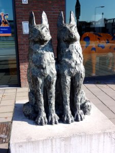 Gennep, sculptuur twee honden