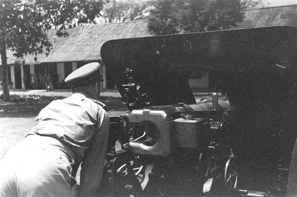 Generaal Doorman bekijkt een 25-ponder veldgeschut, Bestanddeelnr 58-5-4
