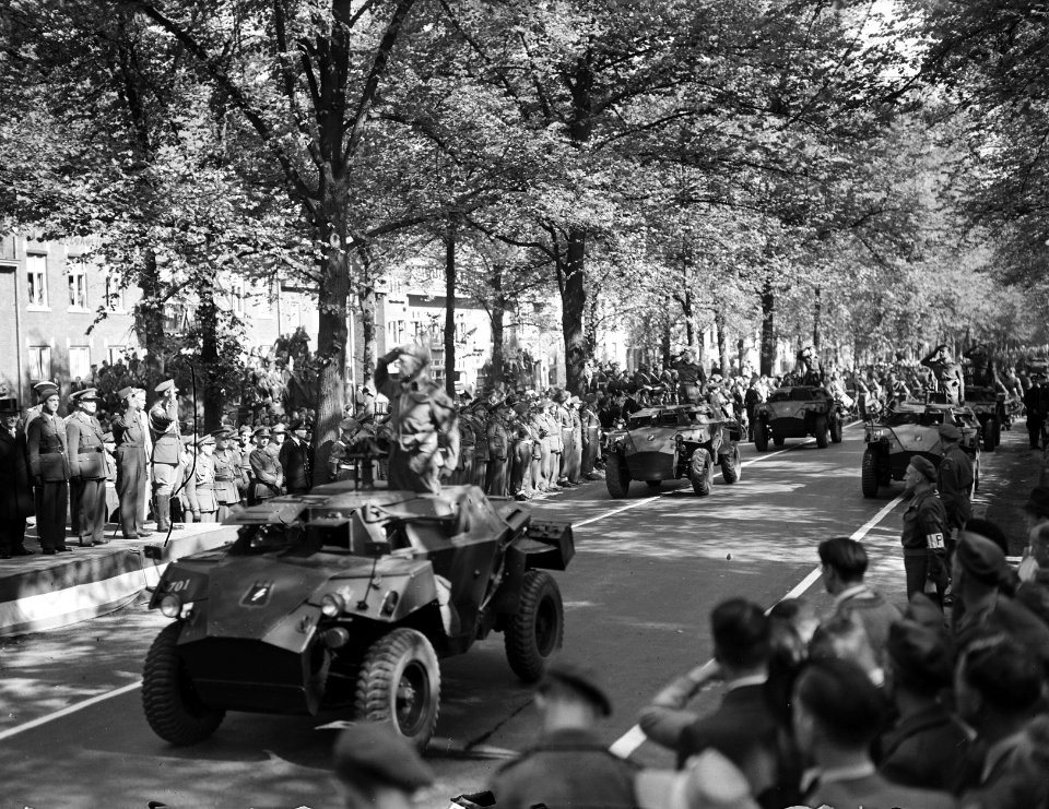 Generaal de Lattre tijdens parade (overzicht), Bestanddeelnr 901-9085