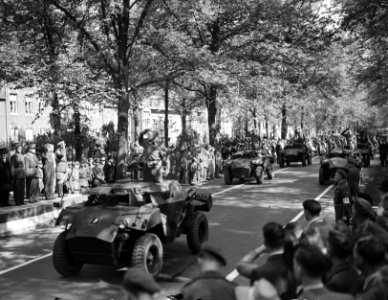 Generaal de Lattre tijdens parade (overzicht), Bestanddeelnr 901-9085
