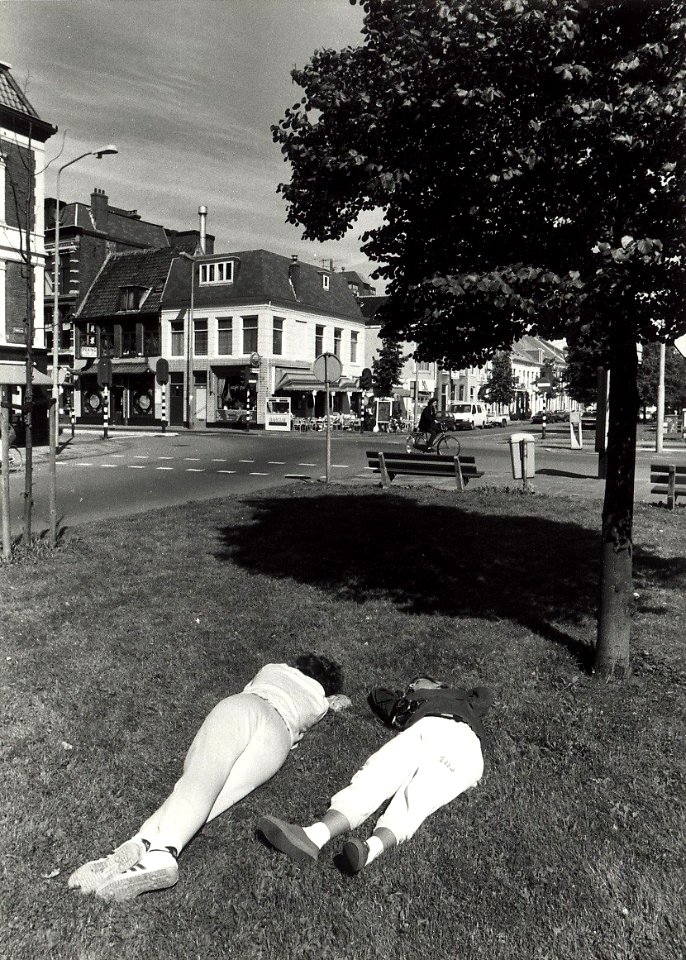 Genieten van de zon. Aangekocht in 1989 van United Photos de Boer bv. - Negatiefnummer 29397 k 12 A. - Gepubliceerd in het Haarlems Dagblad van 04.08.1988