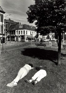 Genieten van de zon. Aangekocht in 1989 van United Photos de Boer bv. - Negatiefnummer 29397 k 12 A. - Gepubliceerd in het Haarlems Dagblad van 04.08.1988