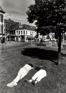 Genieten van de zon. Aangekocht in 1989 van United Photos de Boer bv. - Negatiefnummer 29397 k 12 A. - Gepubliceerd in het Haarlems Dagblad van 04.08.1988 photo