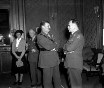 Generaal De Lattre , Sir Ch. Keigtley bij Generaal Kruls, Bestanddeelnr 903-8177