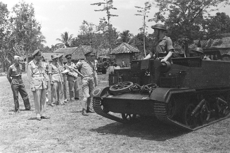 Generaal Doorman bekijkt een brencarrier, Bestanddeelnr 56-4-6
