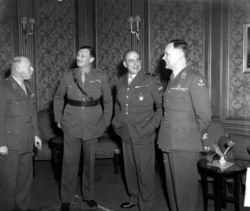 Generaal De Lattre , Sir Ch. Keigtley bij Generaal Kruls, Bestanddeelnr 903-8176