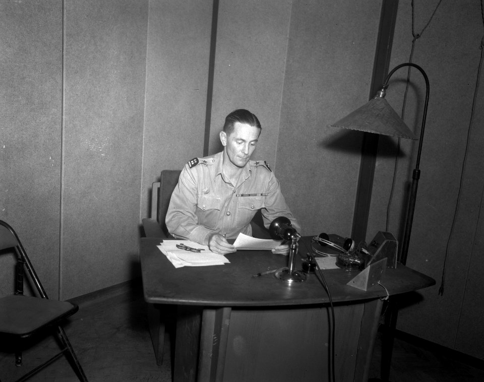 Generaal D.C. Buurman van Vreeden voor de microfoon in de studio van Radio Bata…, Bestanddeelnr 10025
