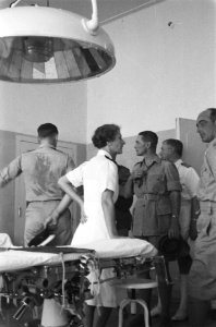 Generaal Doorman (rechts) op bezoek in het Marinehospitaal. In een operatiekame…, Bestanddeelnr 64-3-1