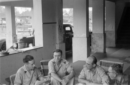 Generaal Doorman eent wat in gezelschap van een aantal KNIL onderofficieren, Bestanddeelnr 69-3-5