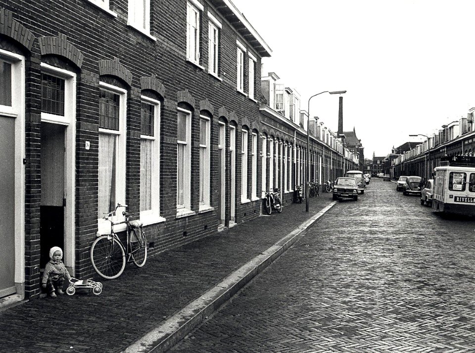 Generaal de la Reijstraat, ziende naar het zuiden. Aangekocht van United Photos de Boer bv. - Negatiefnummer 8797 k 5. Identificatienummer 54-012094, NL-HlmNHA 54012094