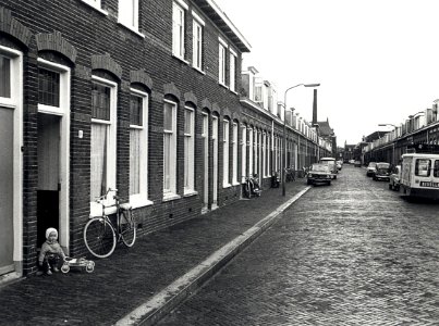 Generaal de la Reijstraat, ziende naar het zuiden. Aangekocht van United Photos de Boer bv. - Negatiefnummer 8797 k 5. Identificatienummer 54-012094, NL-HlmNHA 54012094