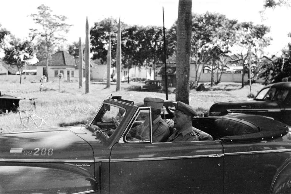 Generaal Kruls in een stafauto Achter het stuur een luitenant-kolonel, Bestanddeelnr 4194