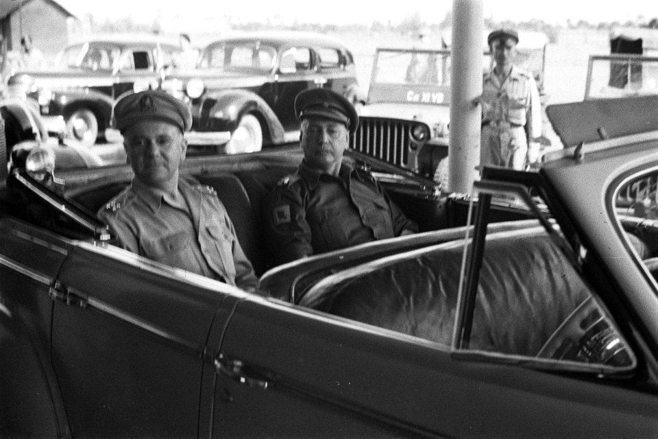Generaal Kruls in een open stafauto met kolonel P. Scholten, Bestanddeelnr 4871