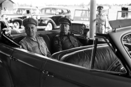 Generaal Kruls in een open stafauto met kolonel P. Scholten, Bestanddeelnr 4871