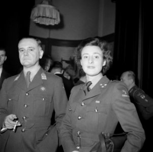 Generaal Kruls en een vrouwelijke militair, Bestanddeelnr 255-8076