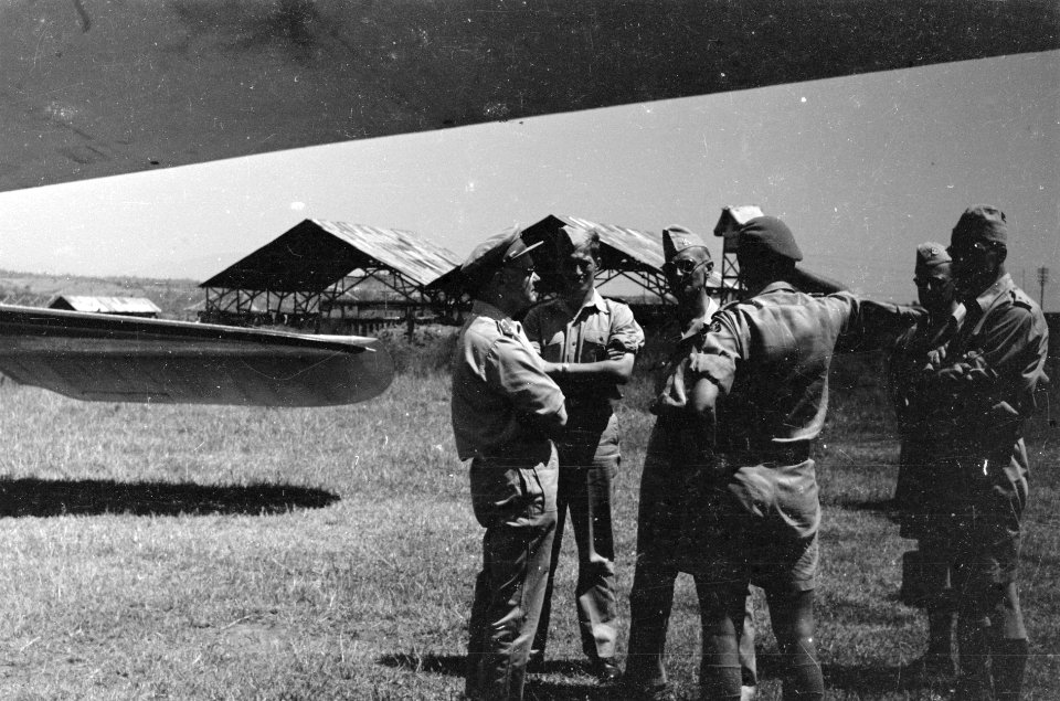 Generaal Kruls in gespek met kolonel D.R.A. van Langen, Bestanddeelnr 5030