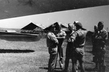 Generaal Kruls in gespek met kolonel D.R.A. van Langen, Bestanddeelnr 5030