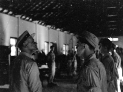 Generaal Kruls inspecteert een legeringsgebouw, Bestanddeelnr 5038