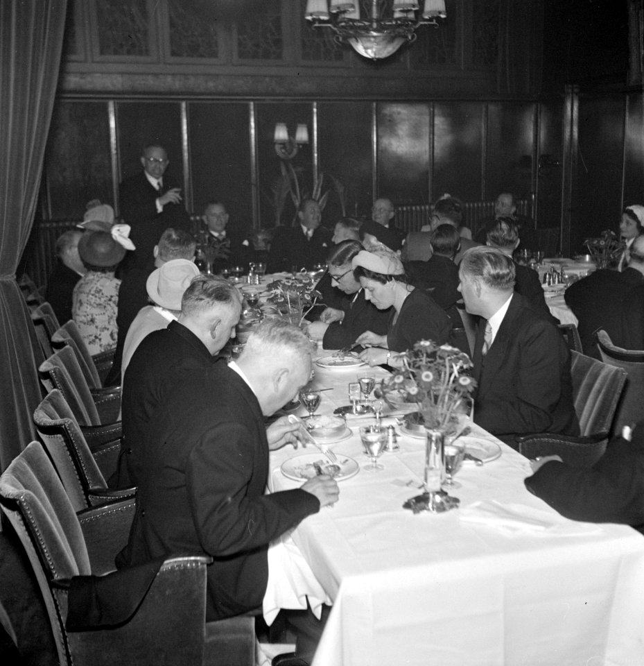 Genodigden aan het diner, Bestanddeelnr 255-8463