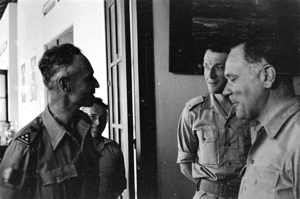 Generaal Kruls en kolonel D.R.A. van Langen (links), Bestanddeelnr 4215
